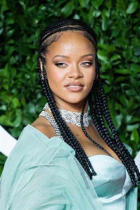 Rihanna reinventa su clásico corte bob con esta。